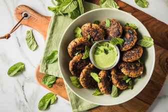 Minze jetzt ernten – sonst verschenken Sie das beste Aroma - Mediterranen und orientalischen Gerichten verleiht Minze eine besondere Frische.