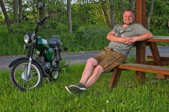 „Mir fahr‘n Simme“: Warum Martin Fischer aus Marbach ein Loblied auf das Simson-Moped singt - Martin Fischer hat für sein Lied „Mir fahr'n Simme“ die passende Simson gefunden.