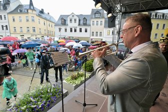 „Mir haben die Knie gezittert“: Schneeberger Bürgermeister gewinnt und verliert bei Wette - Schneebergs Bürgermeister Ingo Seifert hat einen Teil der Bürgermeister-Wette eingelöst.