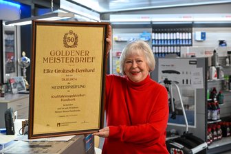 „Mir hätte keiner etwas vormachen können“: Limbacher Kfz-Meisterin für 50 Jahre in Männerdomäne geehrt - Vor 50 Jahren absolvierte die Limbacherin Elke Groitzsch-Bernhard ihre Meisterprüfung im Kfz-Handwerk. Dafür wurde sie nun geehrt.