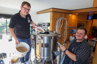 „Mir hat das Industrie-Bier einfach nicht mehr geschmeckt“: Dieses Glauchauer Paar braut jetzt selbst - Sascha (links) und Raphael Merten in ihrer Glauchauer Brauerei.
