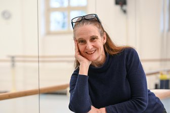 „Mir hat’s im Osten besser gefallen“: Chemnitzer Ballettchefin und Schweizerin Sabrina Sadowska gibt zum 60. Einblick in ihr Leben - Sabrina Sadowska, Ballettdirektorin des Chemnitzer Theaters und gebürtige Schweizerin, hatte als Tänzerin Engagements in Trier und Bremerhaven und kam nach der Wiedervereinigung nach Ostdeutschland. Für ihr vielfältiges Engagement in der Kultur- und Theaterszene wurde sie bereits mit dem Bundesverdienstkreuz ausgezeichnet.