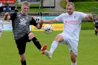 "Mir ist ein Stein vom Herzen gefallen" - Spiegelgleich: Der Zweikampf von Auerbachs Cedric Graf (links) und Krieschows Philipp Knechtel wirkt fast wie eine Choreografie. Das schönere Ende zeigte mit dem Treffer zum 2:0 allerdings Graf.