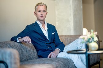 Das neue Album von Max Raabe hebt sich in vielerlei Weise von der Konkurrenz ab. So werden etwa alle Titel im Ensemble eingespielt statt einzelne Parts separat vorzuproduzieren und erst am Mischpult zu vereinen.