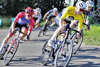 "Mir kann es nicht heiß genug sein" - Gabriel Kuchinke (l.) vom Berthold-Radteam Hainichen belegte in der Gesamtwertung der 42. Oderrundfahrt in der Region Frankfurt/Oder den 6. Platz. Die Grundlage war ein gutes Zeitfahren. 