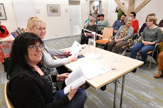 „Mir Sachsen sin Äggsbärden“: Mundart und Kultur hautnah bei Lesung in Geithain - Die Autorinnen Ethel Scheffler und Sylke Tannhäuser – hier bei einer früheren Lesung – kommen mit „Geschichten auf Sächsisch“ nach Geithain.