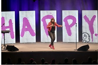 Mirja Regensburg verrät in Zwickau Tricks fürs glückliche Älterwerden - Mit ihrem Programm „Happy“ begeisterte Mirja Regensburg in der Neuen Welt.