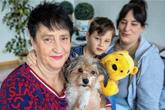 Mischlingshündin Zoe rettet Familie in Auerbach in letzter Minute - Hündin Zoe, der wuschelige Yorkshire-Chihuahua-Mix hat Gabriela Argundogan (links) und deren Tochter Diana Bakic das Leben gerettet. Darüber ist Bakics Sohn Jaden (4) froh. Er war in der Brandnacht nicht im Haus. 