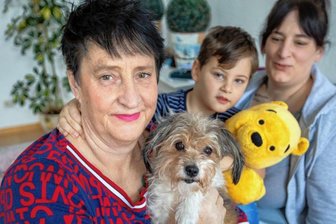 Mischlingshündin Zoe rettet Familie in letzter Minute - Hündin Zoe, der wuschelige Yorkshire-Chihuahua-Mix hat Gabriela Argundogan (links) und deren Tochter Diana Bakic das Leben gerettet. Darüber ist Bakics Sohn Jaden (4) froh. Er war in der Brandnacht nicht im Haus.