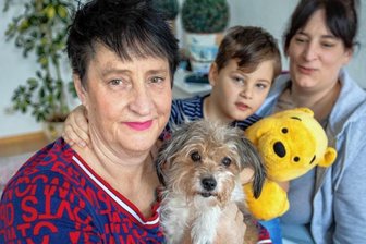 Mischlingshündin Zoe rettet Familie in letzter Minute - Hündin Zoe, der wuschelige Yorkshire-Chihuahua-Mix hat Gabriela Argundogan (links) und deren Tochter Diana Bakic das Leben gerettet. Darüber ist Bakics Sohn Jaden (4) froh. Er war in der Brandnacht nicht im Haus.