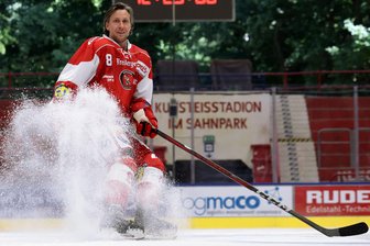 „Mischung aus großer Angst und der Gewissheit, dass wir es schaffen“: So geht es Dominic Walsh von den Eispiraten Crimmitschau - Dominic Walsh fällt für den Rest der Saison aus. Der Kapitän der Eispiraten Crimmitschau ist wieder zuhause.