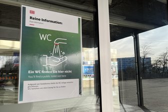 Misere um Plauener Bahnhofstoiletten reißt nicht ab - „Ein WC finden Sie hier nicht“ ist nach wie vor am Eingang zum Bahnhofsgebäude zu lesen.