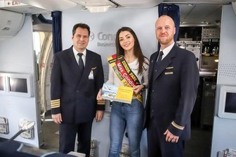 Miss Sachsen stellt sich zur Miss-Germany-Wahl - Anastasia Aksak (Mitte) bei der Wahl zur Miss Condor auf dem Flug nach Fuerteventura