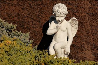 Missbrauch in der Kirche: Dunkle Vergangenheit eines Pfarrers in Sachsen kommt ans Licht - Ein Engel, der die Unschuld verkörpert, welche die Kirche längst verloren hat.