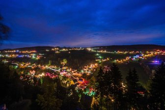 Missbrauchsfall Pobershau: Evangelische Kirche will Lehren aus der Aufarbeitung ziehen - Beim Bergfest verwandelt sich Pobershau aller fünf Jahre in ein idyllisches Lichtermeer. Der Umgang mit Missbrauchsfällen aber entzweit das Dorf. Nun hat eine Kommission einen Zwischenbericht vorgelegt.