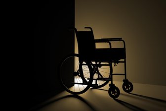 Missbrauchsprozess gegen einen Vogtländer: Sind Rollstuhl und Gebrechlichkeit nur Show? - Ist der Angeklagte nur zum Schein auf einen Rollstuhl angewiesen?