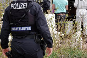 Missbrauchsprozess in Zwickau: Merkwürdiger Fund in einem Garagenkomplex - Polizeibeamte bei einer Garagendurchsuchung. Bei einer Durchsuchung in Zwickau fanden Einsatzkräfte etwas Ungewöhnliches.