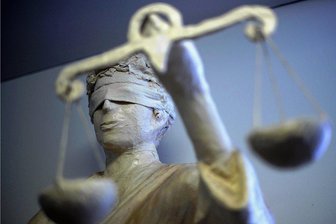 Missbrauchsprozesse im Vogtland: Wird mit zweierlei Maß gemessen? - Statue der Justitia: Nicht immer ist das Vorgehen der Justiz für Laien nachvollziehbar.