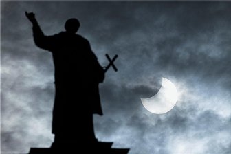Missbrauchsverdacht im Bistum Dresden-Meißen: Seelsorger von Aufgaben entbunden - Die Mattielli-Statue auf der Katholischen Hofkirche: Die katholische Kirche in Sachsen sieht sich womöglich mit einem neuen Missbrauchsfall konfrontiert. Bislang ist es nur ein Verdacht. Foto: Sebastian Kahnert/dpa/Archiv