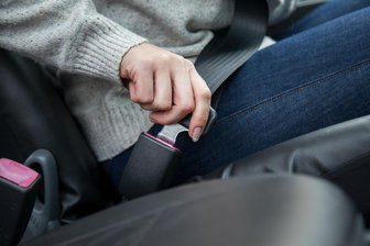 Missgeschick beim (verspäteten) Anschnallen an Kreuzung führt zu Unfall mit hohem Sachschaden in Werdau - Da eine 77-Jährige beim Anschnallen die Kontrolle über ihr Auto verloren hat, gab es einen Unfall.
