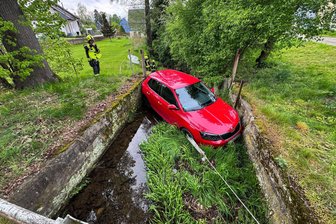 Missgeschick in Callenberg: Auto rollt in Bach - Der Skoda verkeilte sich im engen Bett des Langenberger Baches.