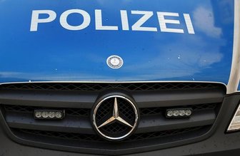 Missglückte Fahrerflucht: Autofahrerin verliert bei Unfall Kennzeichen -