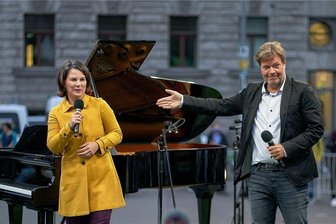 Mission Aufbruch: Grünen-Spitze Baerbock und Habeck im Porträt - Einschwören auf die letzten Meter: Grünen-Spitzenkandidat Robert Habeck und Kanzlerkandidatin Annalena Baerbock bei der Wahlkampfveranstaltung am Freitag in Leipzig.