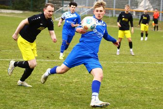 Mission Impossible: Ein Kreisoberligist auf den Spuren des FC Erzgebirge Aue - Mit seinen Königswalder Teamkollegen muss Simon Schmiedl (am Ball) weiter auf den zweiten Saisonsieg warten.
