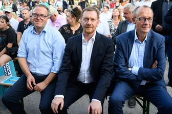 Mission impossible? Was Michael Kretschmer von Mario Voigt lernen kann - Ein neuer Regierungschef, ein alter, ein künftiger? Mario Voigt, Michael Kretschmer und Friedrich Merz (alle CDU) bei einer Wahlkampfveranstaltung in Brandenburg.