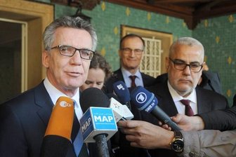 Mission Maghreb: De Maizière wirbt um Unterstützung - Innenminister Thomas de Maizière (l.) kann nach dem Gespräch mit Marokkos Premier Abdelilah Benkirane (r.) Resultate verkünden.