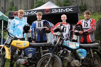 Mission Steilhangrennen im Erzgebirge: Vier Freunde und ein 50-Euro-Moped - Finn Paul, Colin Schott, Fritz Großer und Lenny Mauersberger (v.l.) hatten mit dem Moped nur ein Ziel: den Rodelhang erklimmen. Links steht ihr 50-Euro-Moped.
