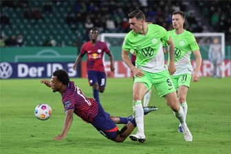 Mission Titelverteidigung gescheitert: RB Leipzig verliert in Wolfsburg - Für Lois Openda (links) und RB Leipzig ist die Reise im DFB-Pokal nach einer Niederlage in Wolfsburg vorbei.
