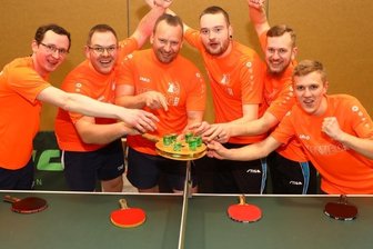 Mission Wiederaufstieg ist geglückt - Das "isotonische Sportgetränk" hatten sich Alexander Herrmann, Benjamin Fritzsch, Christian Eberlein, Kevin Schreiter, Arwed und Sixtus Rohde (v. l.) nach dem 13:2 gegen Thalheim II verdient. Die Tischtennisspieler des TSV Schlettau II steigen ungeschlagen in die Erzgebirgsliga auf.