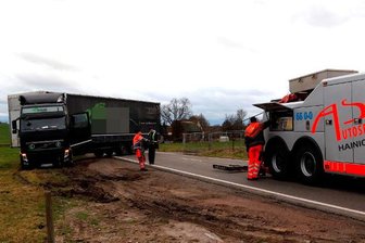Misslungener Wendeversuch: Lkw blockiert B169 - Ein Bergeunternehmen zog den festgefahrenen Lkw aus dem Feld.