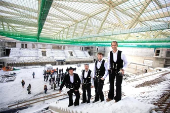Misstöne stören Wohlklänge beim Richtfest: Droht Plauens neuer Superhalle eine Namensposse? - Ein Blick in die spektakuläre Dreifeldhalle des Lessing-Gymnasiums Plauen: Die Zimmerleute Alexander Muchenberger, Lothar Baumgartner, Peter Schurian und Hendrik Pfeffinger (von links) erwiesen sich beim Richtfest als standfest und kälteresistent.