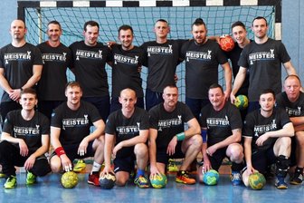 Mister Handball des Oberlands - Als Trainer führte Sven Grohmann (hinten links) die Mannschaft des HV 90 Klingenthal im Spieljahr 2018/19 zur Meisterschaft in der Vogtlandliga. Mittlerweile haben Klingenthal und Markneukirchen die Handball-Kräfte gebündelt und treten als SG Oberland an.
