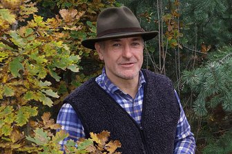 „Mistwetter“ in Westsachsen: Wo der viele Regen Segen ist - Förster Frank Günther ist froh, dass der regenreiche Juli dem Wald geholfen hat.