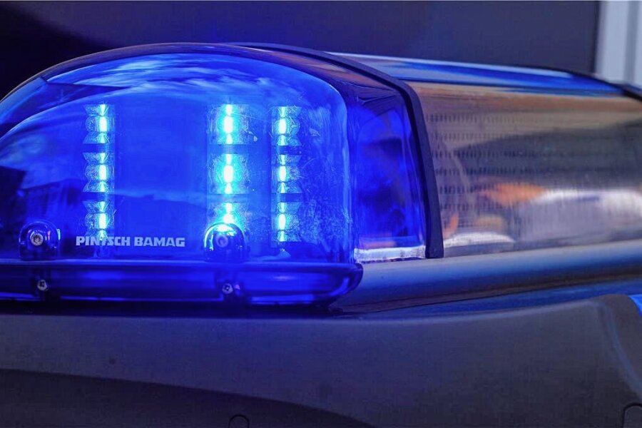 Mit 1,8 Promille am frühen Nachmittag: Frau sorgt für Doppel-Unfall in Hohenstein-Ernstthal - Die Polizei hat nach dem Unfall den Führerschein der 59-jährigen Frau eingezogen. 