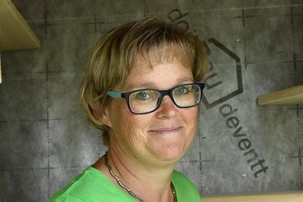 „Mit 100 Sachen da rein“: Wohlhausens Ortsvorsteherin spricht Raser-Problem an - Romy Böttcher ist Ortsvorsteherin des Markneukirchner Ortsteils Wohlhausen.