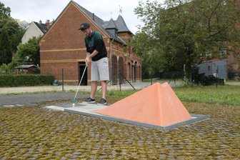 Mit 100 Überraschungs-Eiern: Der Alte Reitstall Reichenbach lädt zum Oster-Minigolf - Bei gutem Wetter gibt’s am Alten Reitstall zu Ostern auch wieder Minigolf.