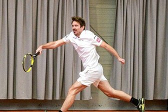 Mit 12:0 ins Finale - TSV-Spieler Oliver Möhwald bringt hier bei seinem klaren Erfolg gegen Plauens Erik Wolfram einen Ball akrobatisch zurück.