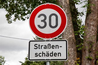 Mit 13 Millionen Euro legt Zwickau das seit langem größte Straßenbauprogramm auf - Derartige Schilder soll es künftig in Zwickau deutlich weniger geben. Die Stadt investiert mehr als doppelt so viel Geld in den Straßenbau als im Vorjahr.