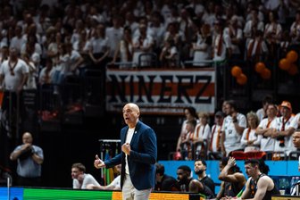 Mit 1500 Fans im Rücken: Niners Chemnitz gelingt Überraschung bei Alba Berlin - Gästetrainer Rodrigo Pastore vor der beeindruckenden Fankurve der Niners Chemnitz in der Berliner Uber Arena.