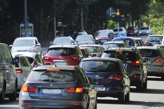 Mit 2,6 Promille auf der B 95: Betrunkener Passant löst in Chemnitz Unfall aus - Berufsverkehr auf der B 95. Weiter stadtauswärts lief ein Betrunkener auf der Fahrbahn.