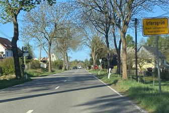 Mit 245 km/h durch Irfersgrün? Kann nicht sein: „Doch, das war kein Messfehler“ - Irfersgrün, Ortslage Finkenburg. Hinter dem Ortsschild stand bis vor Kurzem Vogtlands berühmtester Starenkasten – der Raser kam von oben.