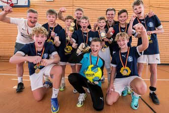 Mit 25 vom Rasen auf die Trainerbank: Großrückerswalder Fußball-Coach bejubelt ersten Titel - Mit den Großrückerswalder D-Junioren bejubelte Trainer Florian Hänel (links) beim Erzgebirgshallencup seinen ersten Titelgewinn.
