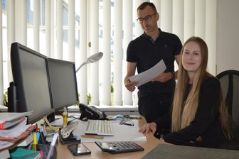 Mit 26 von Chemnitz nach Frankenberg: Junge Frau bringt frischen Wind ins Rathaus - Arbeiten intensiv am Haushalt der Stadt Frankenberg: Aline Uhlmann und Oliver Gerstner.