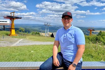 Mit 28 Chef am Fichtelberg: Wie der Sohn eines Software-Millionärs den Tourismus in Oberwiesenthal aufmischt - Constantin Gläß auf dem Fichtelberg: "Das Ziel ist eine einzige Gesellschaft für das Ski- und Erlebnisgebiet Fichtelberg. Sommer wie Winter. Alle Anlagen, alle Pisten."