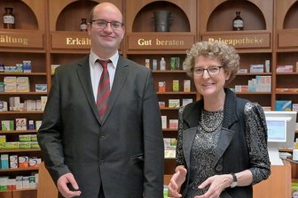 Mit 29 Jahren Chef: Apothekerin aus Zschorlau freut sich über jungen Nachfolger - Maria Hahn hat die Apotheke im ECE-Einkaufszentrum in Zschorlau an Christopher Möckel übergeben. Die festliche Garderobe wählten beide am Tag der Übergabe, ansonsten tragen beide den weißen Kittel und fühlen sich darin - unisono - auch besser. 