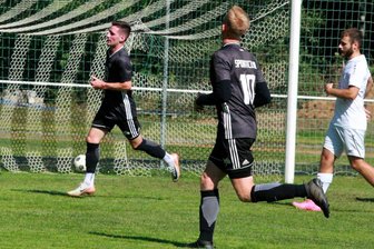 Mit 3:0 im Heimspiel gegen Barkas Frankenberg: Der SC Syrau rettet seinen Saisonstart - Florian Kunze (links) dreht zum Torjubel nach seinem ersten Treffers ab. Max Rudisch (Mitte) traf für den SCS zum zwischenzeitlichen 2:0.